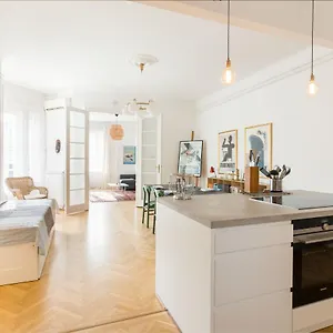 klauzal-apartment-w-3-bedrooms-french-balcony.inbudapesthotels.com/